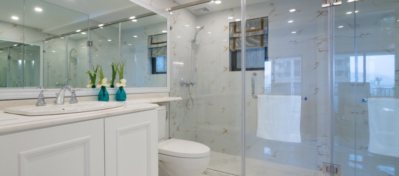 Douche en verre : 7 conseils pour nettoyer les parois de la douche