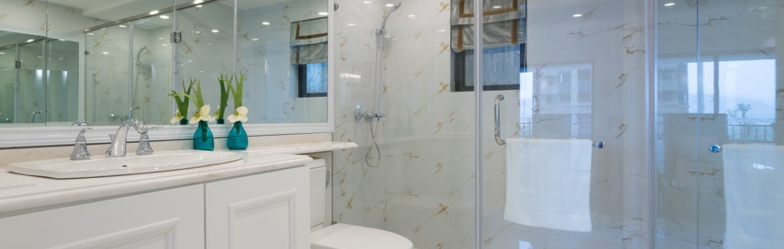 Douche en verre : 7 conseils pour nettoyer les parois de la douche
