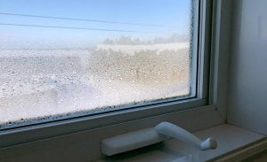 condensation à l'intérieur d'une fenêtre l'hiver
